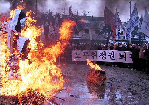  23일 오후 고 홍덕표씨의 고향 전북 김제에서 1200여 명의 농민 등이 참석한 가운데 '농민살해 규탄 호남민중대회'가 열렸다. 이날 집회를 마친 참석자들은 김제경찰서 앞에서 '농업말살 농민살해 7적 화형식'을 열고 대통령의 직접 사과 등을 거듭 요구했다.